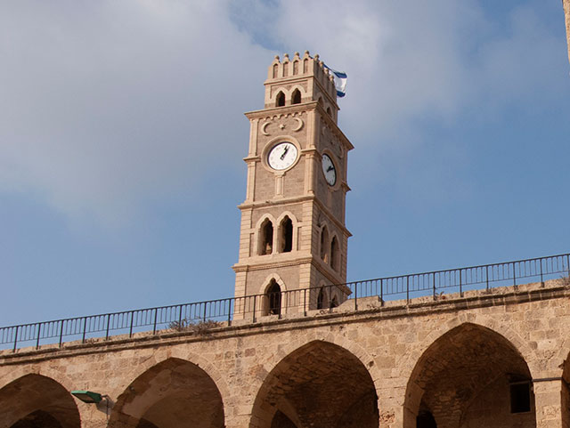 Khan al-Umdan, la tour de l'horloge