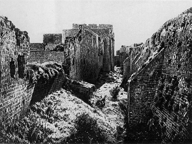 מראה החפיר בשנת 1925. משמאל – שרידי חומת ט'אהר אל-עומר, החומה שעמדה מול צבאו של נפוליאון. החומה מימין נבנתה רק בשנים הבאות.